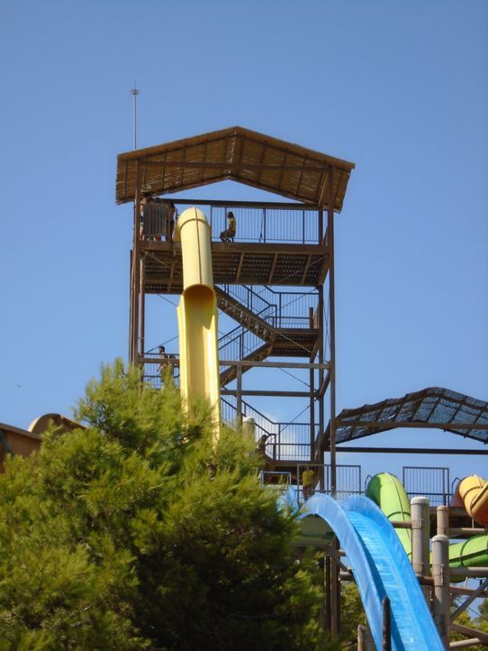 Ganze 133 Stufen führen zur Plattform von "The Beast" im Western Water Park in Magaluf, Spanien. - Bildquelle: 2016, The Travel Channel, L.L.C. All Rights Reserved.