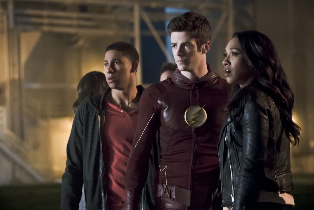 Während Wally (Keiynan Lonsdale, l.) darauf hofft, dass Barry alias The Flash (Grant Gustin, M.) seinen Vater zurückbringt, ist Iris (Candice Patton... - Bildquelle: Warner Bros. Entertainment, Inc.