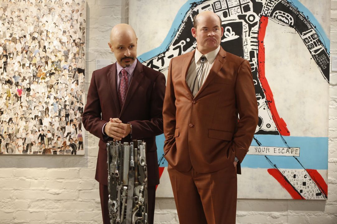 Setzen sich Fawz (Maz Jobrani, l.) und Tush (David Koechner, r.) für Franco ein, nachdem dieser von einer Galeristin grob abgewiesen wurde? - Bildquelle: Monty Brinton 2017 CBS Broadcasting, Inc. All Rights Reserved / Monty Brinton