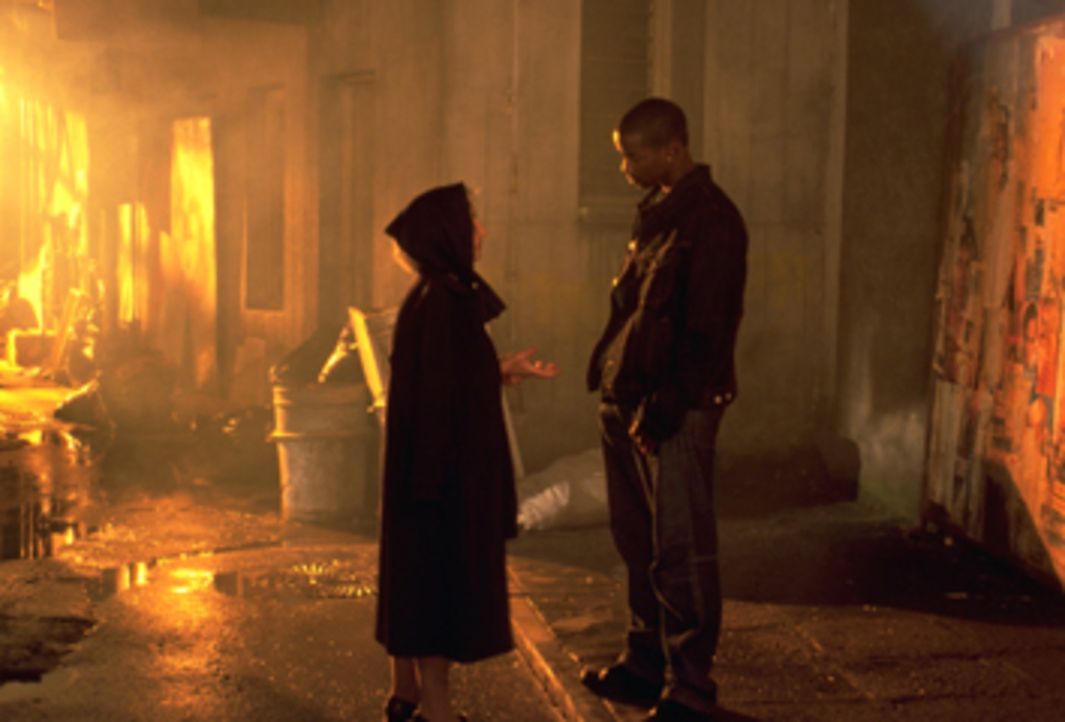 Die Einwohner eines Mietshauses verschwinden unter mysteriösen Umständen. Desmond (Keith Robinson, r.)  befürchtet das schier Undenkbare: riesige fl... - Bildquelle: Dimension Films