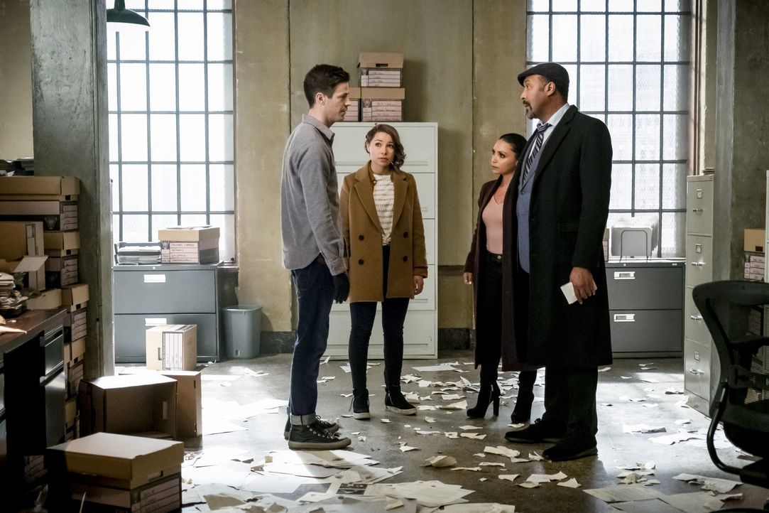 (v.l.n.r.) Barry (Grant Gustin); Nora (Jessica Parker Kennedy); Cecille (Danielle Nicolet); Joe (Jesse L. Martin) - Bildquelle: Katie Yu © 2018 The CW Network, LLC. All rights reserved. / Katie Yu