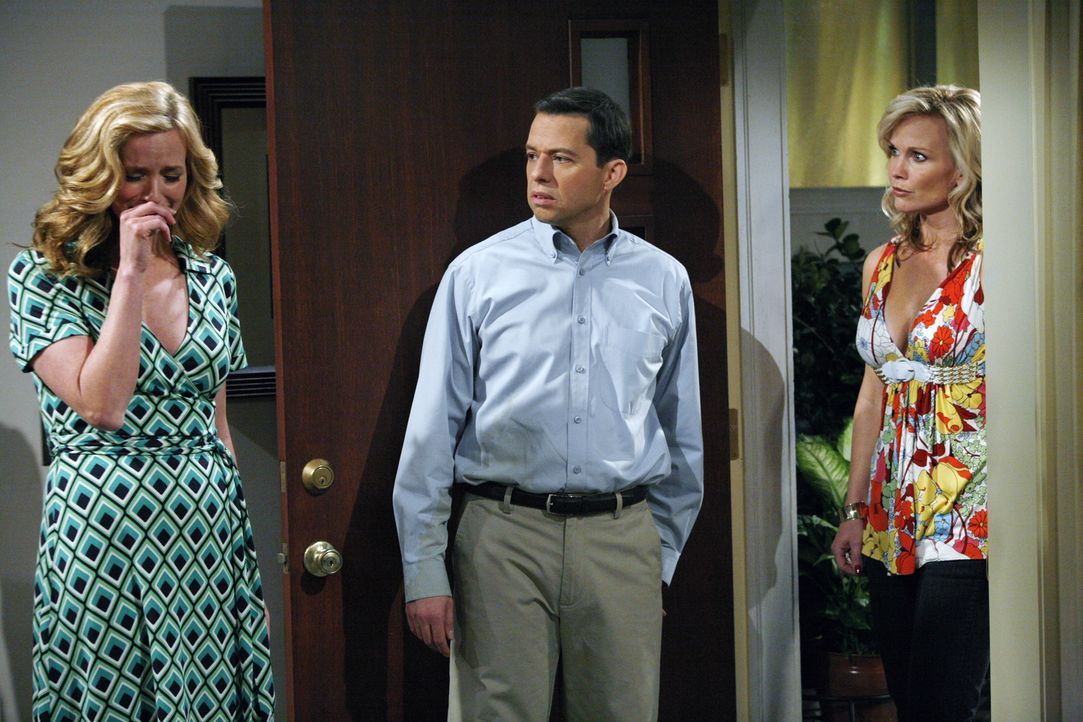 Alan (Jon Cryer, M.) hat soeben die Beziehung mit Donna (Kimberly Quinn, l.) beendet, weil sie ihm zu langweilig geworden ist, als plötzlich Georgia... - Bildquelle: Warner Brothers Entertainment Inc.