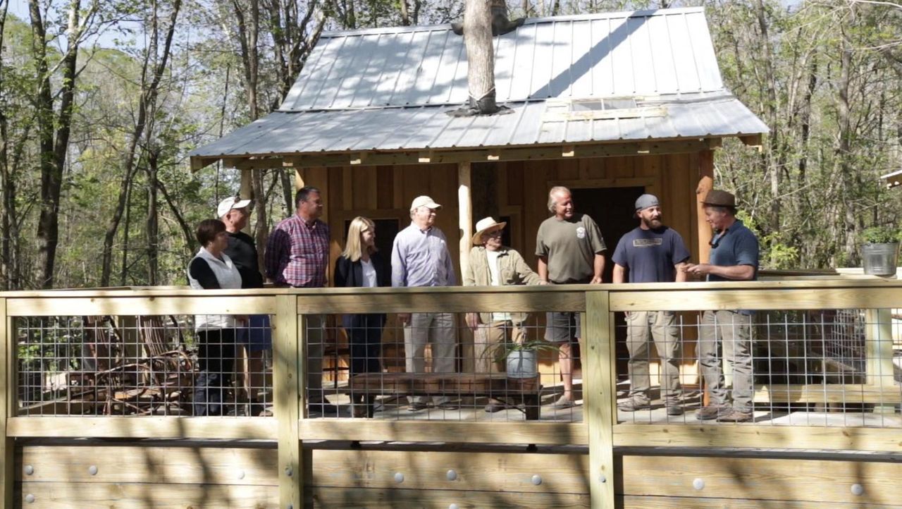 Die Treehouse Guys Michael (4.v.r.), B'fer (3.v.r.), Ka-V (2.v.r.) und Jason (r.) befinden sich in den Bäumen Windsors, um an einem neuen Naturliebh... - Bildquelle: 2016,DIY Network/Scripps Networks, LLC. All Rights Reserved