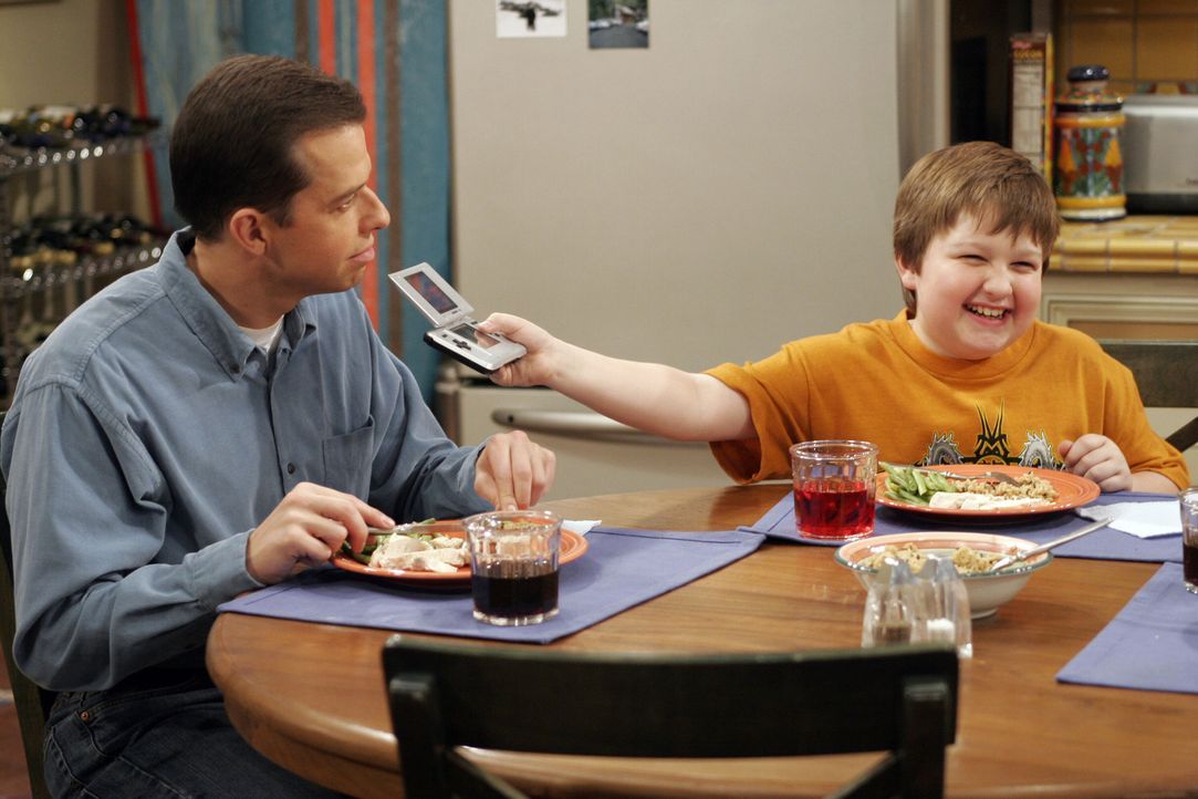 Jake (Angus T. Jones, r.) findet, dass sein Gameboy seltsam riecht, doch sein Vater Alan (Jon Cryer, l.) kann das nicht verstehen ... - Bildquelle: Warner Bros. Television