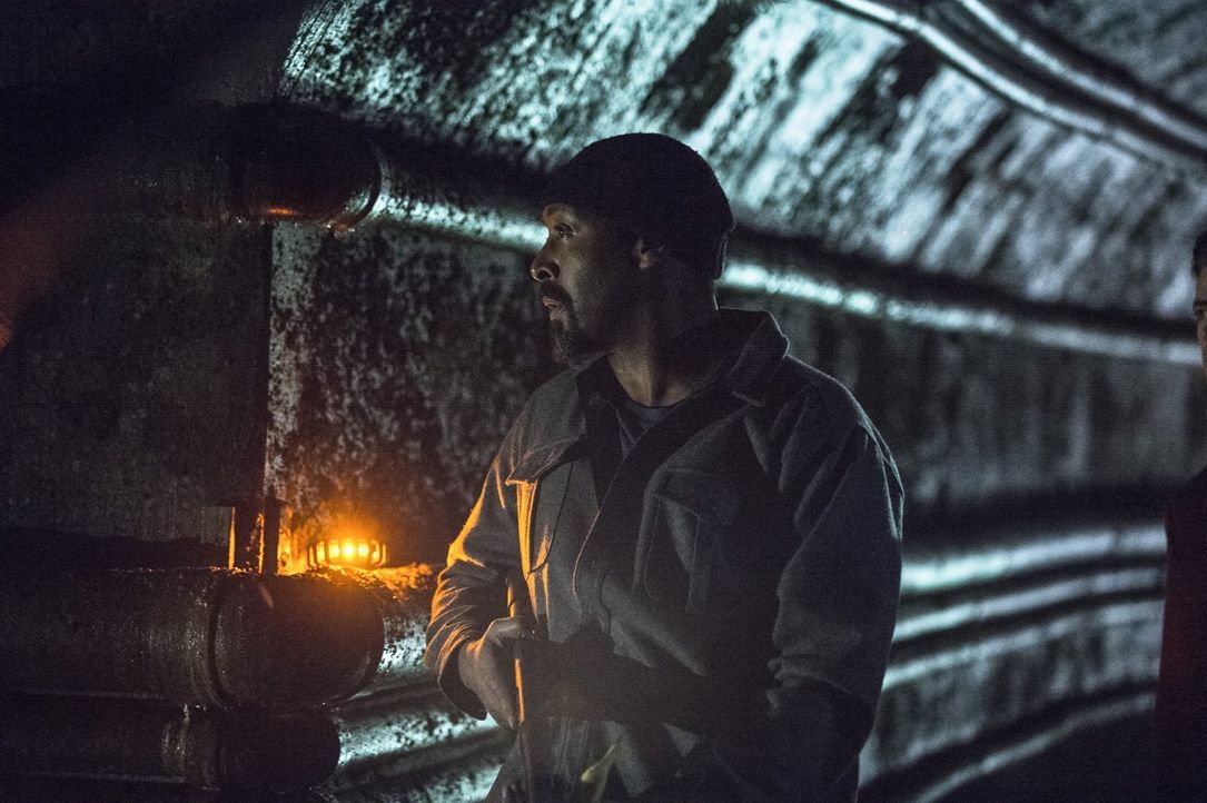 Als Iris die Wahrheit über Barry erfährt, ist sie sauer auf Joe (Jesse L. Martin), doch dann gerät dieser plötzlich in Lebensgefahr ... - Bildquelle: Warner Brothers.