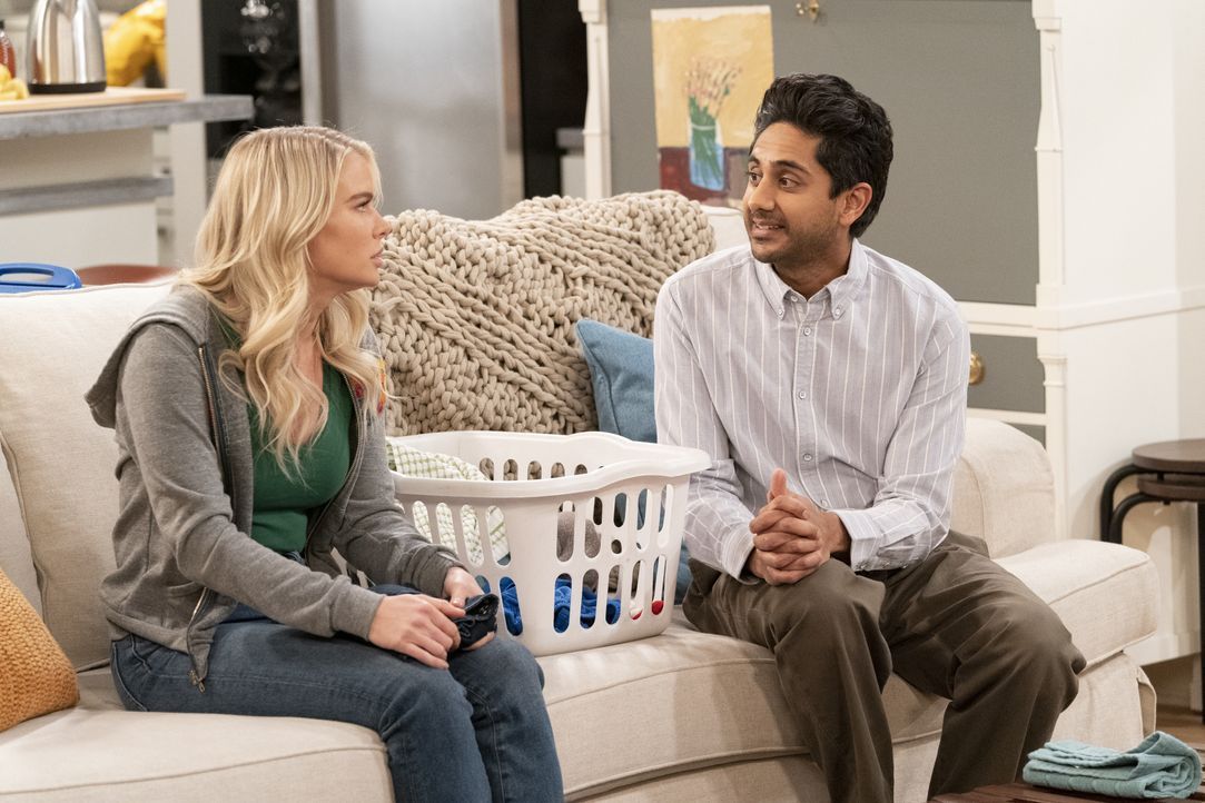 Vanessa (Kelli Goss, l.); Al (Adhir Kalyan, r.) - Bildquelle: Robert Voets © 2021 CBS Broadcasting, Inc. All Rights Reserved. / Robert Voets