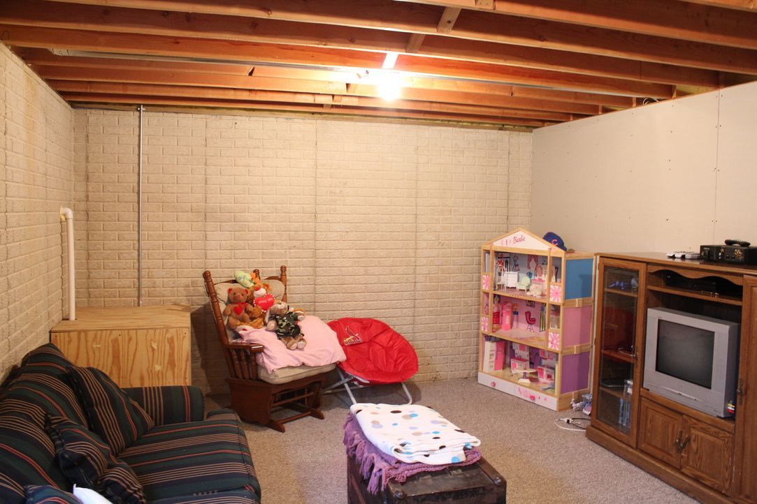 Schon bald soll hier ein Man Cave mit industriellen Elementen entstehen, damit Mechaniker, freiwilliger Feuerwehrmann und Vater Kirk Mason, endlich... - Bildquelle: 2013,DIY Network/Scripps Networks, LLC. All Rights Reserved.