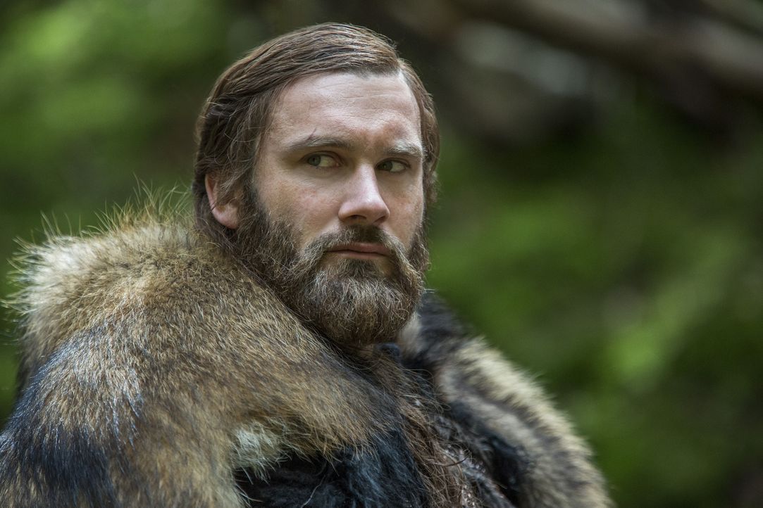Während Ragnar mit dem Tod ringt, hintergeht Rollo (Clive Standen) den letzten seiner Wikingerfreunde, um seine Position am französischen Hof zu stä... - Bildquelle: 2016 TM PRODUCTIONS LIMITED / T5 VIKINGS III PRODUCTIONS INC. ALL RIGHTS RESERVED.