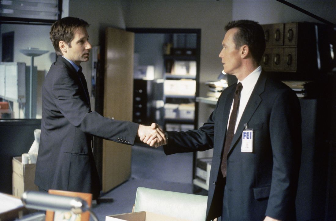 Als Doggett (Robert Patrick, r.) auf der Bohrinsel eintrifft, ist Mulder (David Duchovny, l.) bereits vor Ort und lässt sich die Einzelheiten des To... - Bildquelle: TM +   2000 Twentieth Century Fox Film Corporation. All Rights Reserved.