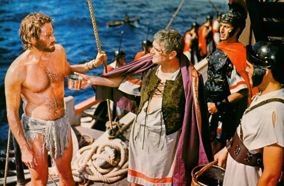 Der römische Feldherr Quintus Arrius (Jack Hawkins, M.) dankt Ben Hur (Charlton Heston, l.), seinem Lebensretter ... - Bildquelle: Metro-Goldwyn-Mayer (MGM)