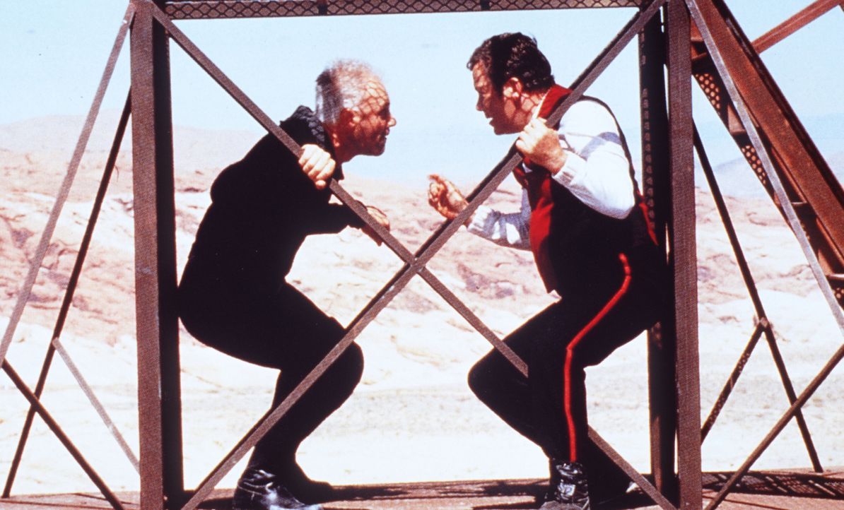 Captain Kirk (William Shatner, r.) kämpft gegen den fanatischen Dr. Soran (Malcolm McDowell, l.), der bereit ist, ein bewohntes Sonnensystem zu vern... - Bildquelle: Paramount Pictures