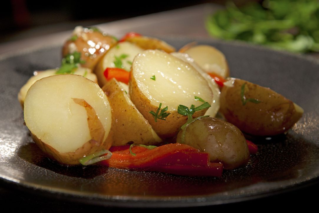 Mit ausgewählten Zutaten zaubert Guy Fieri den Kartoffelsalat der etwas anderen Art ... - Bildquelle: 2012, Television Food Network, G.P. All Rights Reserved.