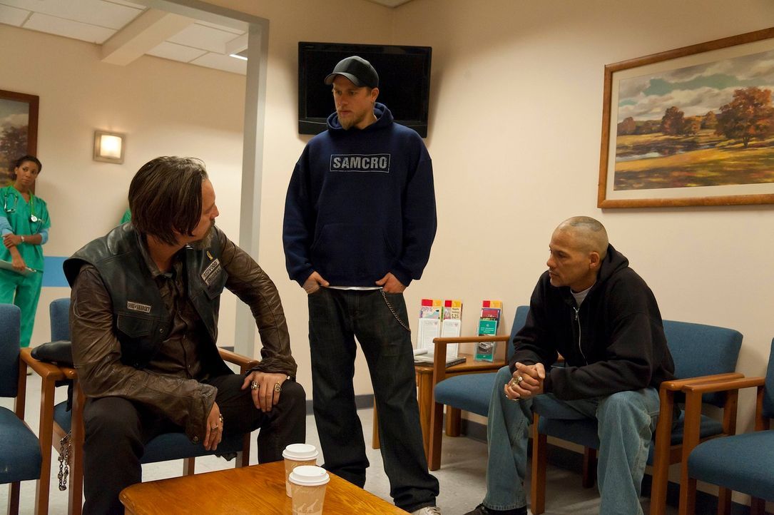 Kennen Chibs (Tommy Flanagan, l.) und Happy (David Labrava, r.) die Wahrheit, nach der Jax (Charlie Hunnam, M.) so verzweifelt sucht? - Bildquelle: 2011 Twentieth Century Fox Film Corporation and Bluebush Productions, LLC. All rights reserved.