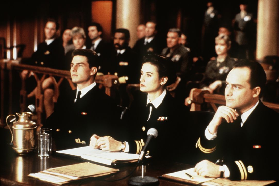 Lt. Kaffee (Tom Cruise, l.), Lt. JoAnne Galloway (Demi Moore, M.) und Lt. Sam Weinberg (Kevin Pollak, r.) sollen die beiden angeklagten Soldaten ver... - Bildquelle: Columbia Pictures