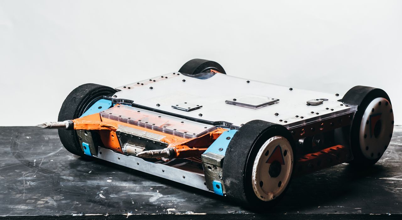 Verfügt der selbst gebaute Roboter von Team King B Remix über die nötigen Mittel, um seine Widersacher in der Kanpfarena zu beschädigen? - Bildquelle: Andrew Rae 