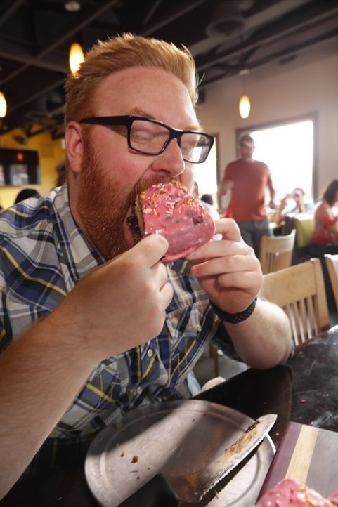 Schließlich gibt's für Josh im "Stray Dogs Grill" noch einen 41 Zentimeter großen glasierten Big Food Donut mit Schokofüllung, den "B. F. D." ... - Bildquelle: 2017,Television Food Network, G.P. All Rights Reserved