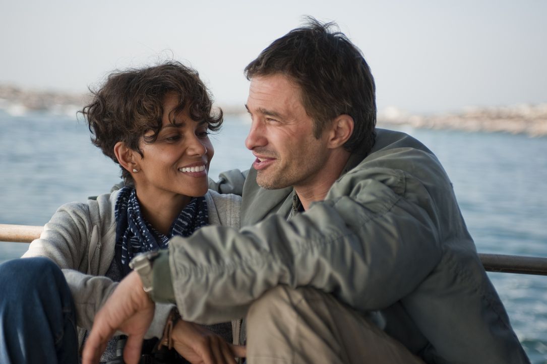 Noch genießen Kate (Halle Berry, l.) und Jeff (Olivier Martinez, r.) ihre gemeinsame Zeit ... - Bildquelle: Magnet Media Group USA; MMP Dark Tide UK; Film Afrika Worldwide (Pty) Limited South Africa