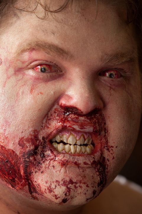 Ein scheinbar harmloser Hamsterbiss lässt den Passagier Ralph (George Back) zu einem Zombie mutieren ... - Bildquelle: 2011 Destination Films Distribution Company, Inc. All Rights Reserved.