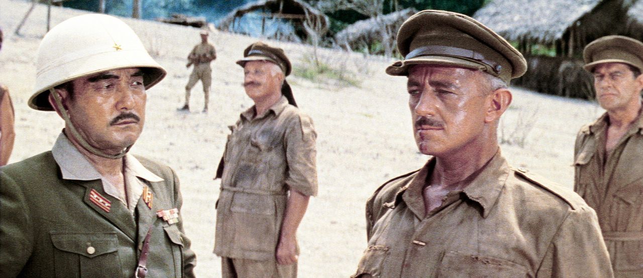 Immer wieder kommt es zwischen dem Lagerkommandant Saito (Sessue Hayakawa, l.) und dem sturen Kriegsgefangenen Oberst Nicholson (Alec Guinness, 2.v....
