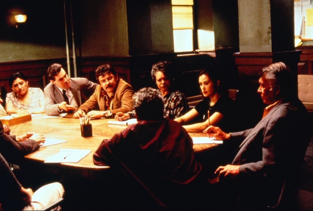 Annie Laird (Demi Moore, 2.v.r.) weiß genau, dass ihr Sohn umgebracht wird, falls sie die Geschworenenjury nicht zu einem Freispruch für den Mafiabo... - Bildquelle: Columbia Pictures