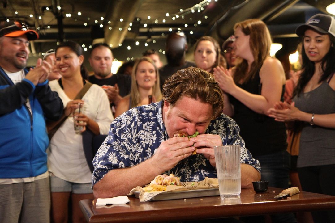 Heute ist Casey Webb (M.) in Chicago, um an der "Big Timmy Challenge" teilzunehmen. Ob er sich da mal nicht zu viel vorgenommen hat ... - Bildquelle: 2017,The Travel Channel, L.L.C. All Rights Reserved.
