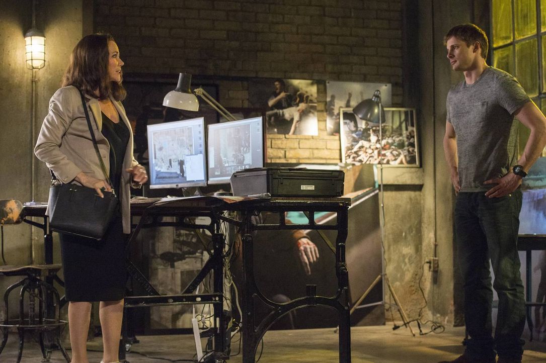 Während Simone sich an die Kirche wendet, um Antworten zu erhalten, tut Ann Rutledge (Barbara Hershey, l.) alles, um Damien (Bradley James, r.) davo... - Bildquelle: Ben Mark Holzberg 2016 A&E Television Network, LLC. All rights reserved.