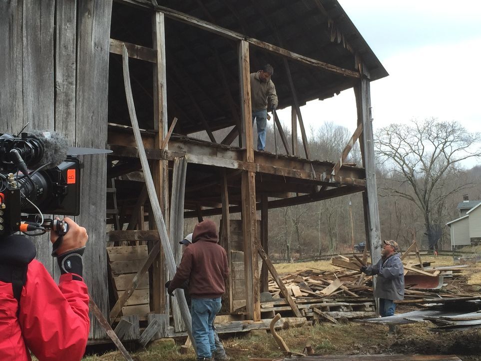 Mark Bowe (oben) und die Jungs reisen nach Jane Lew, West Virginia, um das Holz von einem 120 Jahre alten Viehstall zu retten ... - Bildquelle: 2015, DIY Network/Scripps Networks, LLC. All Rights Reserved.