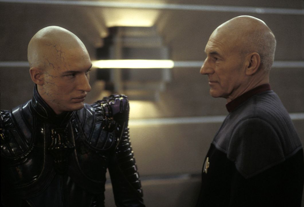 Die Crew der Enterprise entdeckt auf einem verlassenen Planeten einen Androiden aus der Baureihe von Data. Kurz darauf wird die Enterprise zu den Ro... - Bildquelle: Paramount Pictures