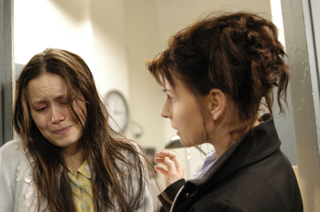 Diana (Jacqueline McKenzie, r.) kümmert sich um Tess Doerner (Summer Glau, l.), eine Rückkehrerin, die an einer paranoiden Schizophrenie leidet ... - Bildquelle: Viacom Productions Inc.