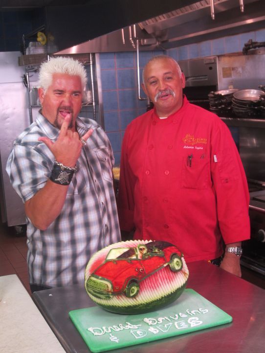 Ein ganz besonderer Besuch ist es für Guy Fieri (l.), als er in Espino's (r.) Mexican Bar and Grill ist .... - Bildquelle: 2012, Television Food Network, G.P. All Rights Reserved.
